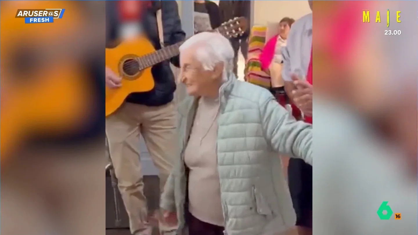 Dejanira, una anciana de 114 años, desvela cuál es su secreto para vivir eternamente: vino con huevo... y amor Dejanira, una anciana de 114 años, desvela cuál es su secreto para vivir eternamente: vino con huevo... y amor