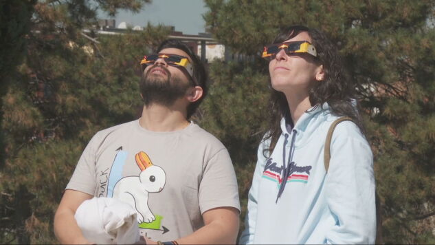Dos personas con las gafas de protecci&oacute;n para el eclipse