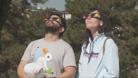 Dos personas con las gafas de protección para el eclipse Dos personas con las gafas de protección para el eclipse