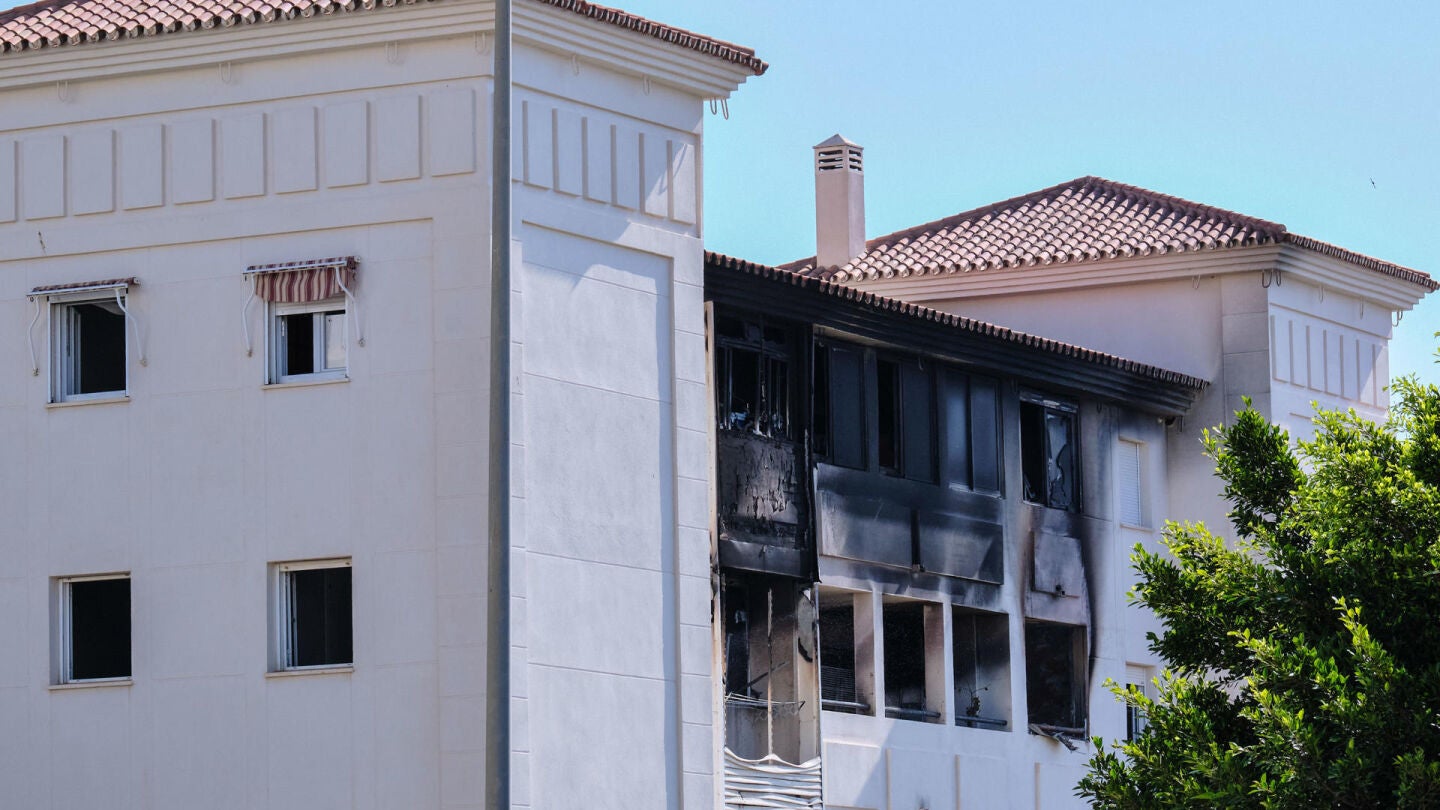 Imagen del edificio incendiado en Benalm&aacute;dena.