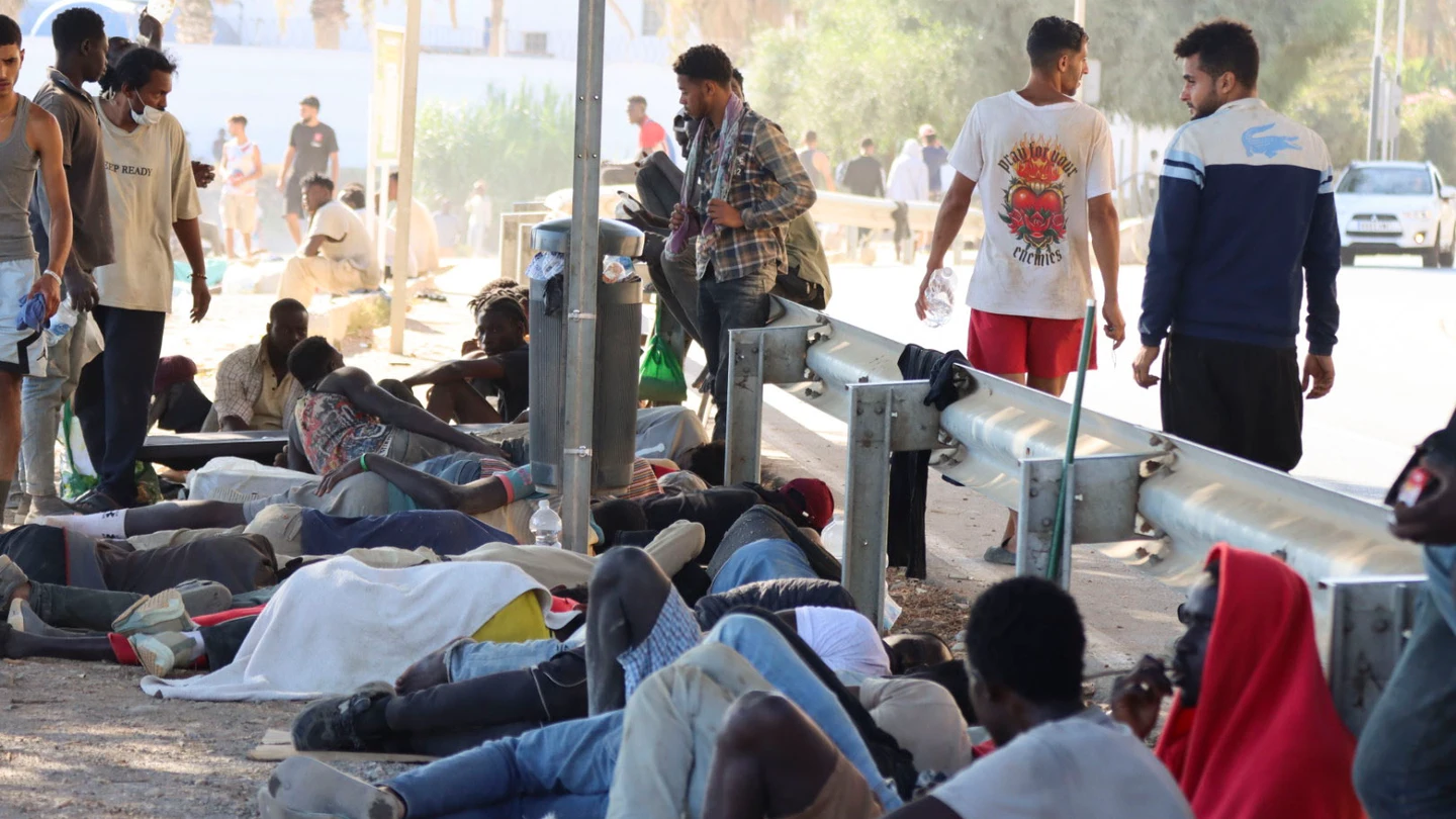 Migrantes en la playa ‘El trampolín ‘ en Ceuta este martes Migrantes en la playa ‘El trampolín ‘ en Ceuta este martes