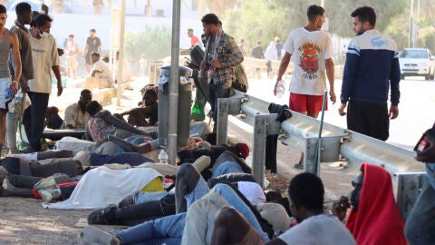 Migrantes en la playa &lsquo;El trampol&iacute;n &lsquo; en Ceuta este martes