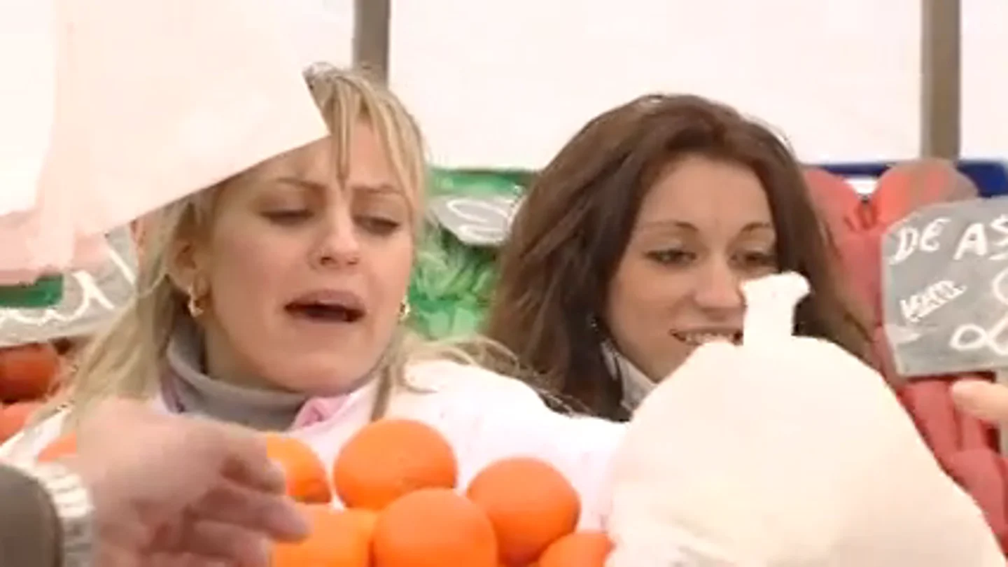 "Aquí hay que tener cara y estas dos tienen la tienen": 'la Rut' y 'la Jessy' triunfan en su primer día en el mercadillo "Aquí hay que tener cara y estas dos tienen la tienen": 'la Rut' y 'la Jessy' triunfan en su primer día en el mercadillo