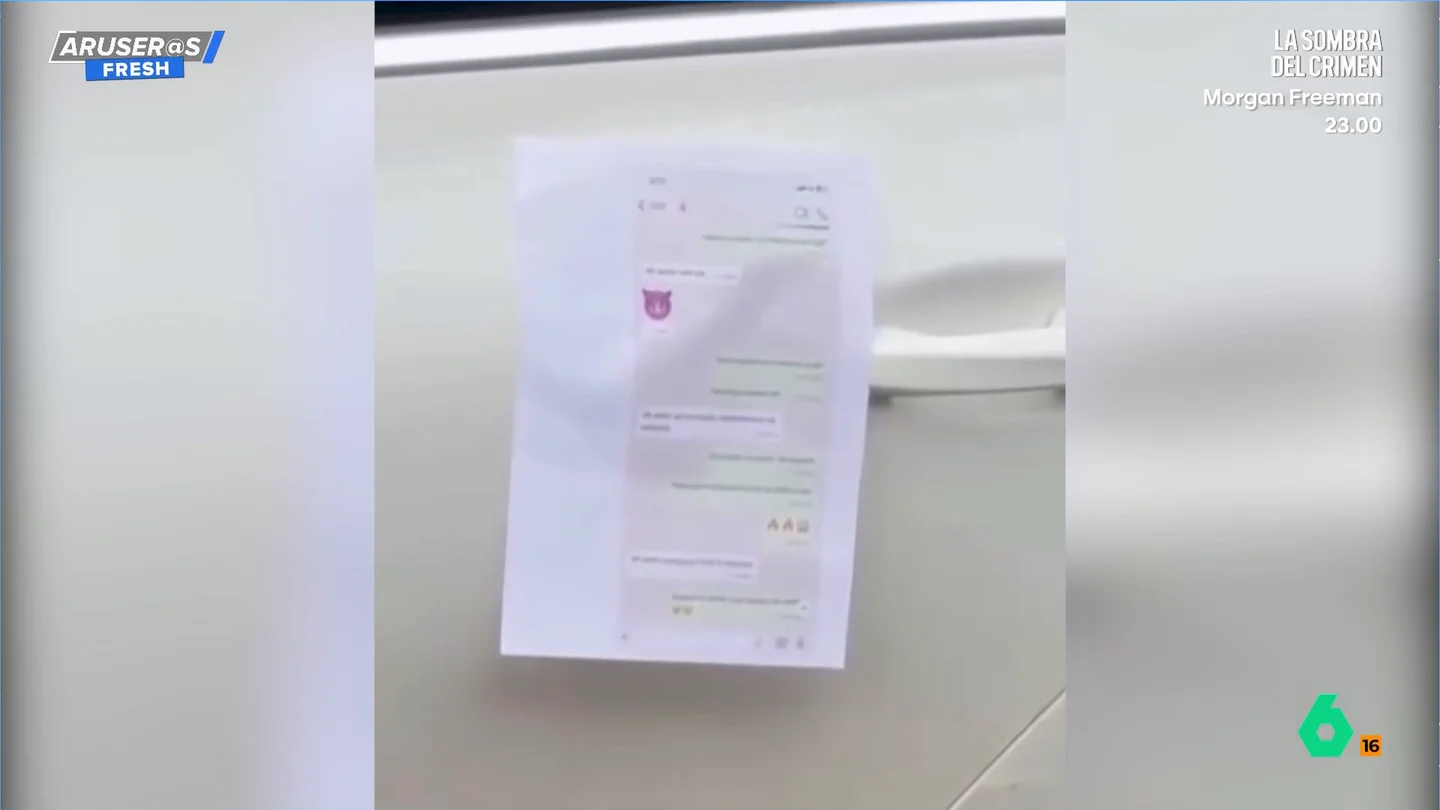 Un grupo de mujeres cubre un coche con fotografías comprometedoras para destapar la infidelidad de un hombre Un grupo de mujeres cubre un coche con fotografías comprometedoras para destapar la infidelidad de un hombre
