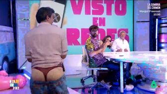 En redes sociales se ha popularizado un ba&ntilde;ador masculino que simula dejar a la vista el trasero luciendo un tanga. Descubre c&oacute;mo le queda al zapeador en el v&iacute;deo principal. 