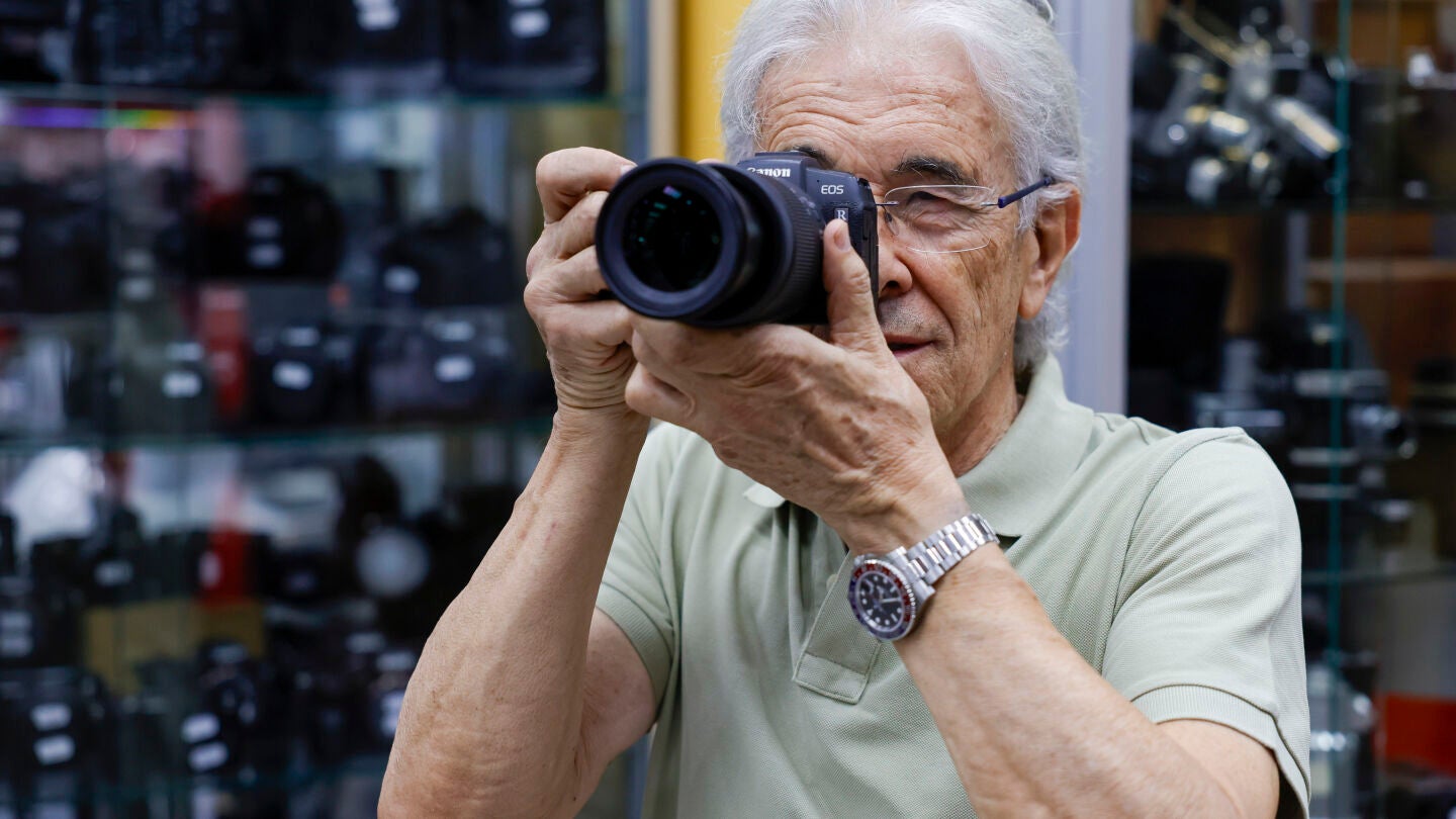 Jos&eacute; Luis Mur, experto en fotograf&iacute;a y propietario de Fotocasi&oacute;n, explica a EFE los imprescindibles para una buena instant&aacute;nea el d&iacute;a del eclipse