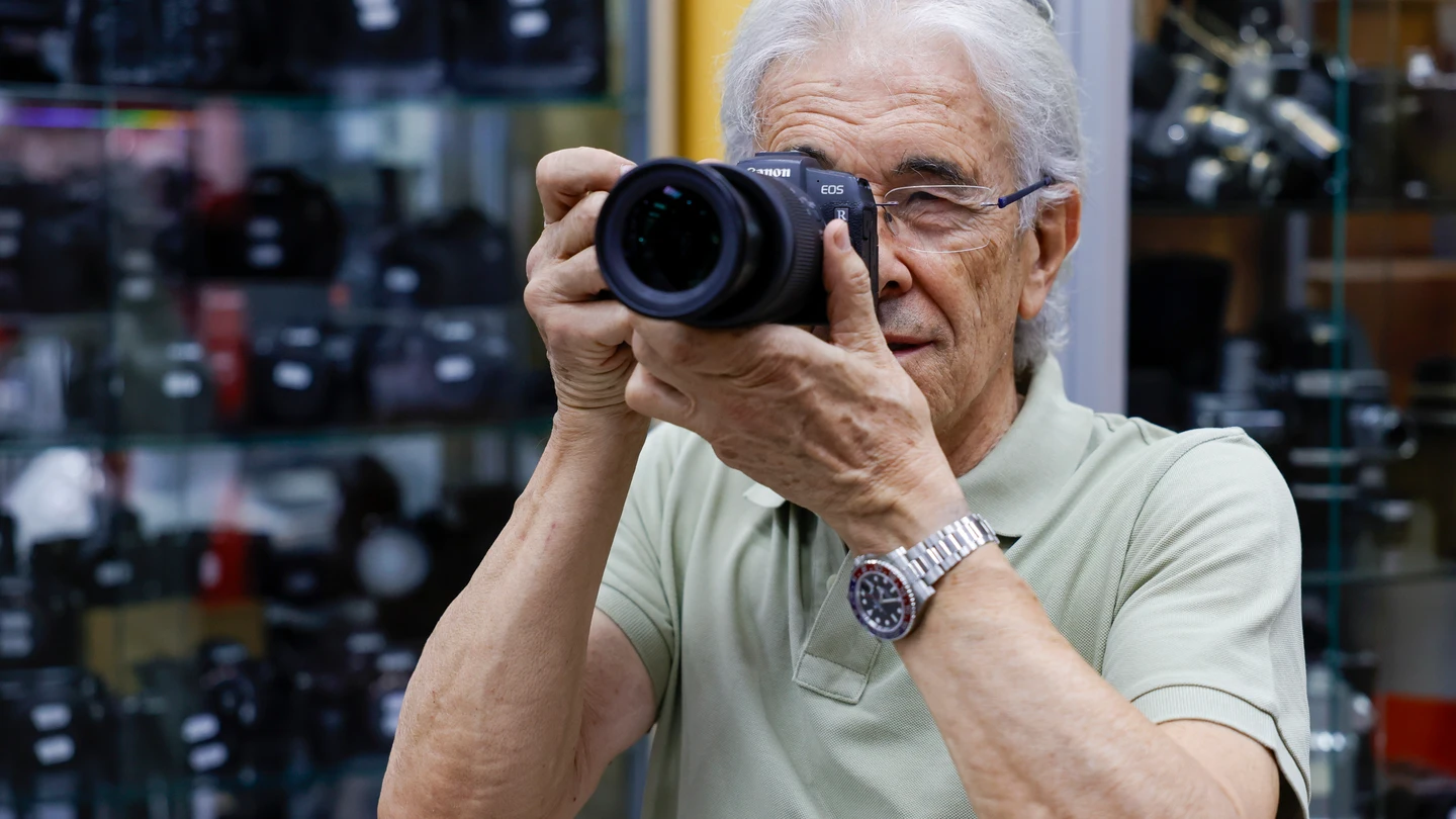 José Luis Mur, experto en fotografía y propietario de Fotocasión, explica a EFE los imprescindibles para una buena instantánea el día del eclipse José Luis Mur, experto en fotografía y propietario de Fotocasión, explica a EFE los imprescindibles para una buena instantánea el día del eclipse