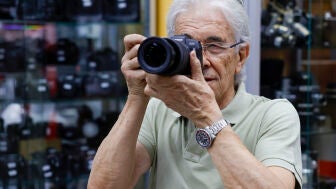 Jos&eacute; Luis Mur, experto en fotograf&iacute;a y propietario de Fotocasi&oacute;n, explica a EFE los imprescindibles para una buena instant&aacute;nea el d&iacute;a del eclipse
