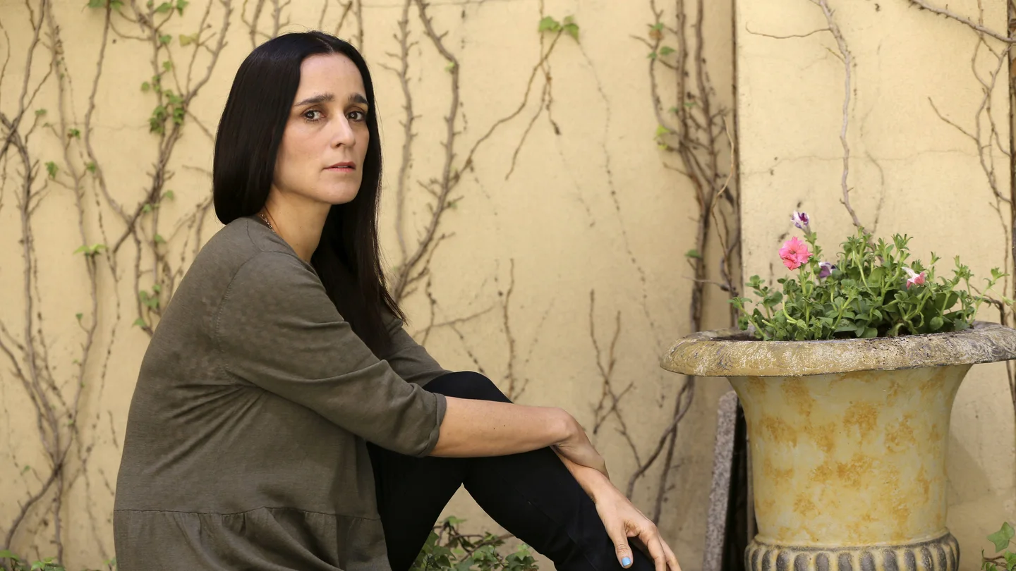 La cantante y compositora Julieta Venegas en una imagen promocional. La cantante y compositora Julieta Venegas en una imagen promocional.