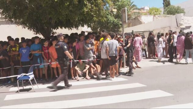 Cola de menores migrantes agolpados ante la Polic&iacute;a en Ceuta.