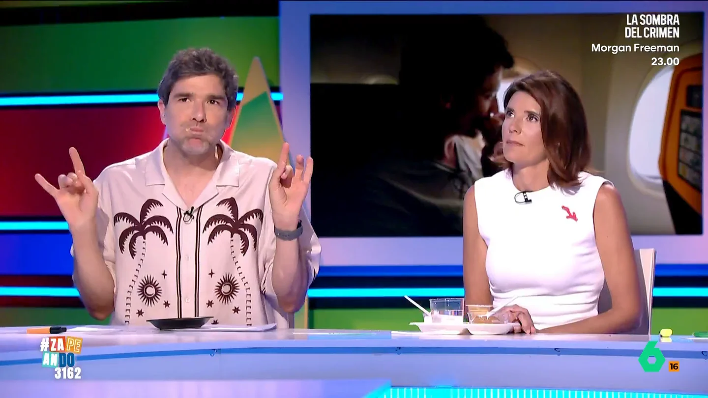 María José Gómez y Verdú no da crédito a cómo Nacho García se come los flanes: "¿Dónde has aprendido eso?" La experta en protocolo y etiqueta ha visitado el programa para explicar cómo se debe comer un flan, pero el zapeador cuenta con una técnica muy depurada para hacerlo sin usar cubiertos.