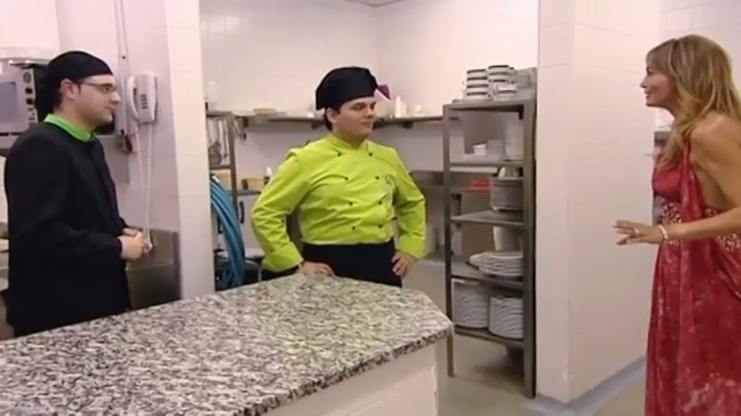 Mar Segura visita la cocina de su cena benéfica para apoyar a los cocineros Mar Segura visita la cocina de su cena benéfica para apoyar a los cocineros