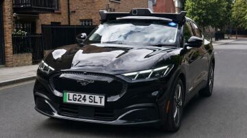 Londres da luz verde a los robotaxis de Uber y Wayve