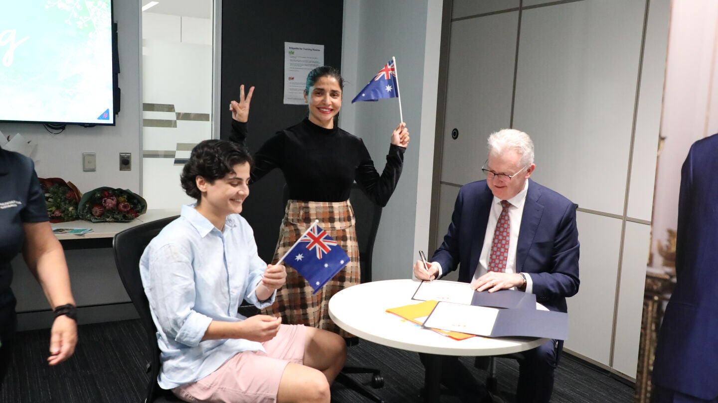 as futbolistas iraníes Fatemeh Pasandideh y Atefeh Ramezanisadeh, que solicitaron asilo en Australia tras negarse a cantar su himno nacional durante la Copa Asiática femenina este año, obtuvieron la ciudadanía australiana