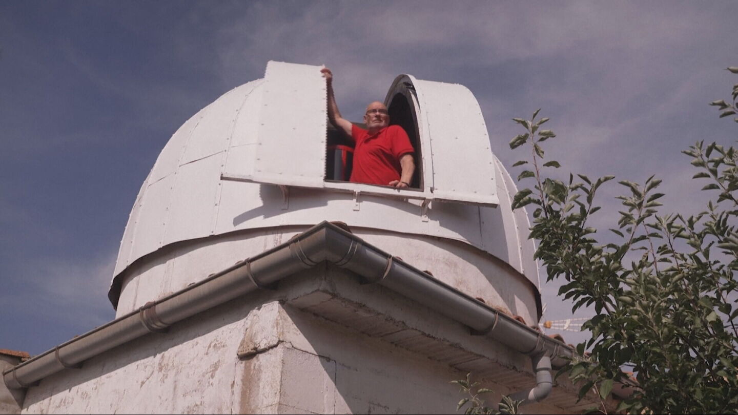 El pastor jubilado y astr&oacute;nomo autodidacta, Joaqu&iacute;n Tapioles, en su observatorio de San Agust&iacute;n del Pozo (Zamora)
