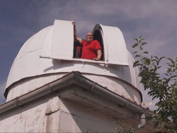 El pastor jubilado y astrónomo autodidacta, Joaquín Tapioles, en su observatorio de San Agustín del Pozo (Zamora) El pastor jubilado y astrónomo autodidacta, Joaquín Tapioles, en su observatorio de San Agustín del Pozo (Zamora)