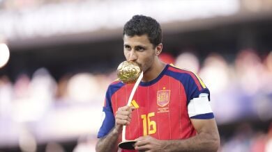 Rodri Hernandez posa con su trofeo de mejor jugador del pasado Mundial.