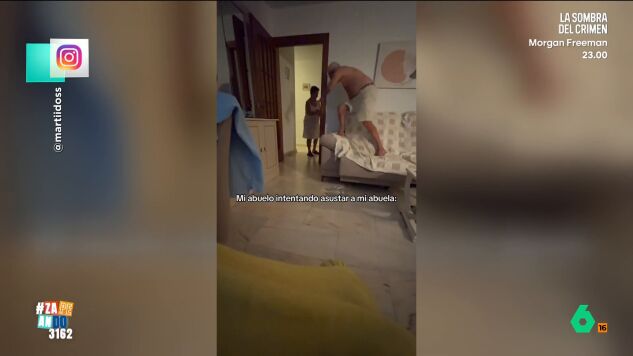 El susto viral de un abuelo a su mujer que acaba en un salto de 'parkour' con una ca&iacute;da desternillante