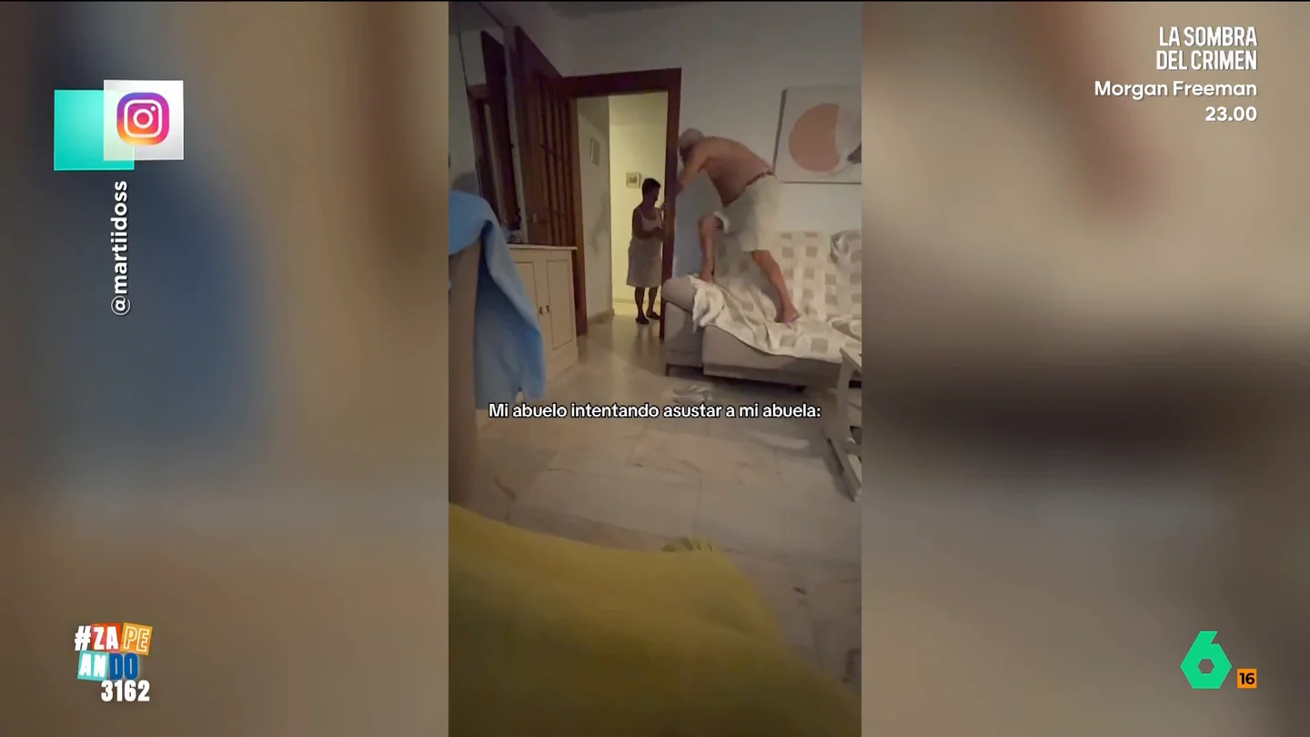 El susto viral de un abuelo a su mujer que acaba en un salto de 'parkour' con una caída desternillante El susto viral de un abuelo a su mujer que acaba en un salto de 'parkour' con una caída desternillante