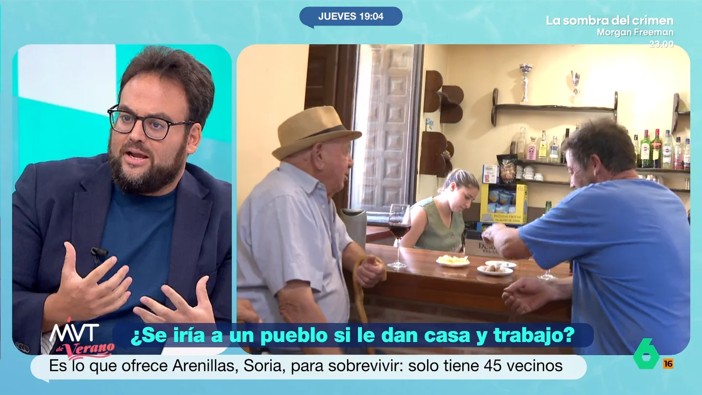 Monrosi ironiza para hablar sobre la España vaciada: "¿No estaréis queriendo decir que en este país hace falta gente?" Varios pueblos ofrecen empleo y casa gratis para paliar las consecuencias de la despoblación. El periodista, tirando de ironía, señala que parecía que el consenso en España era que no se puede acoger a todo el mundo.