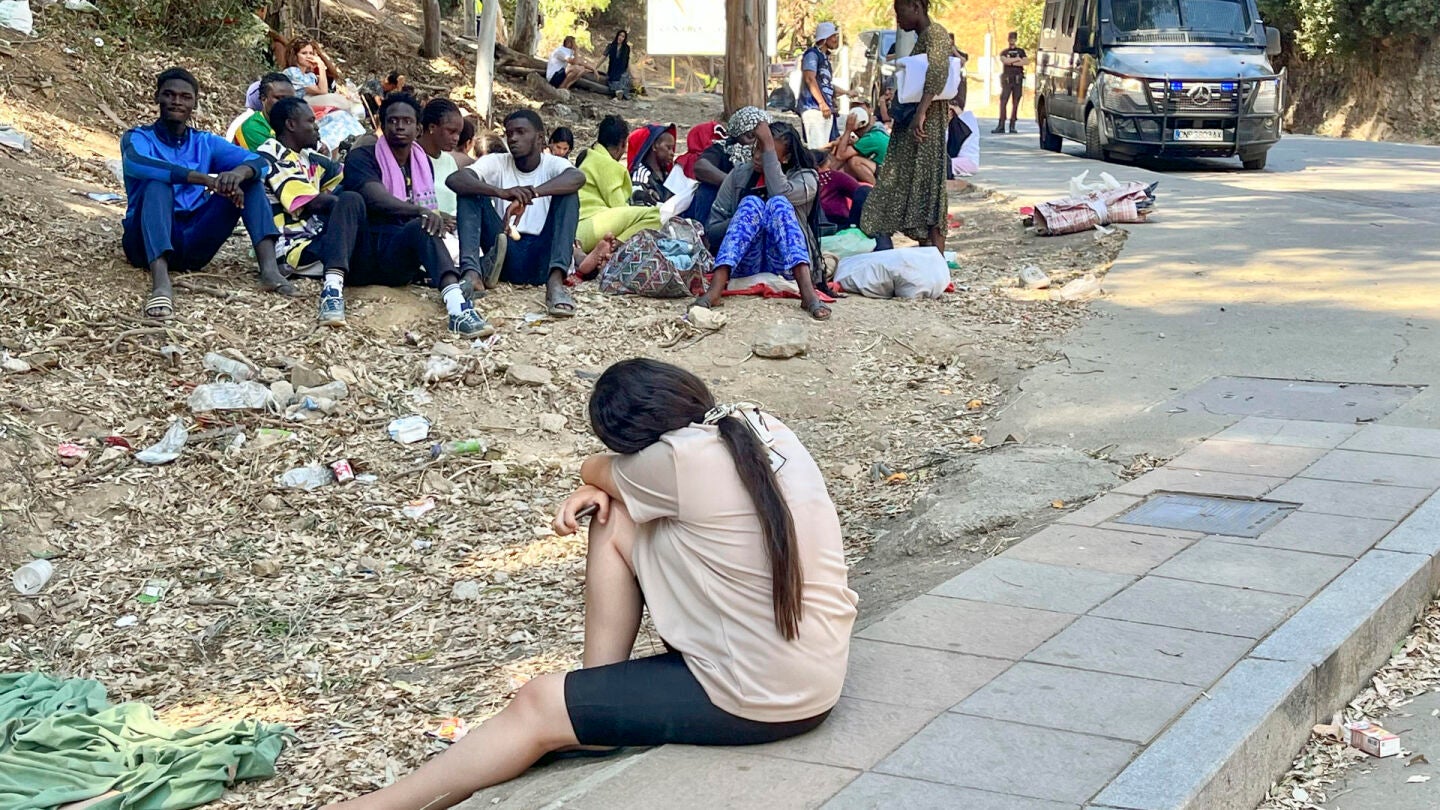 J&oacute;venes migrantes duermen en la calle en Ceuta