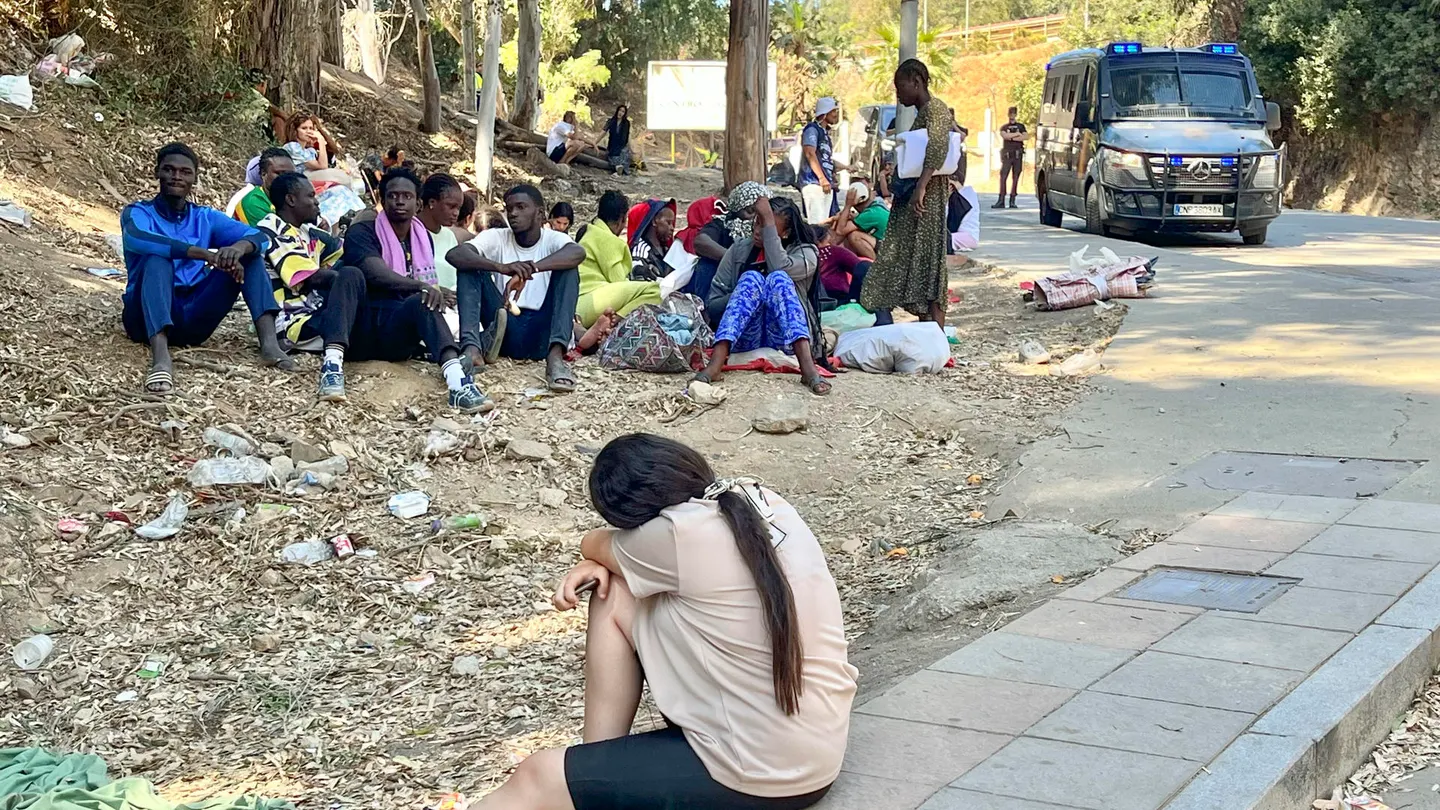 Jóvenes migrantes duermen en la calle en Ceuta Jóvenes migrantes duermen en la calle en Ceuta