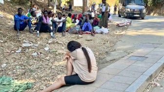 J&oacute;venes migrantes duermen en la calle en Ceuta