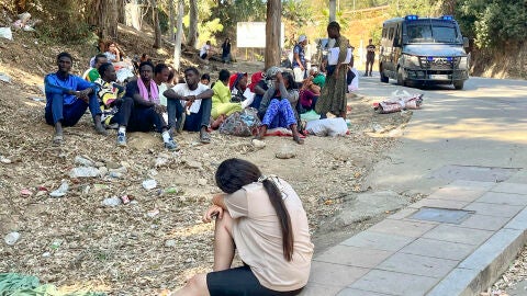 J&oacute;venes migrantes duermen en la calle en Ceuta