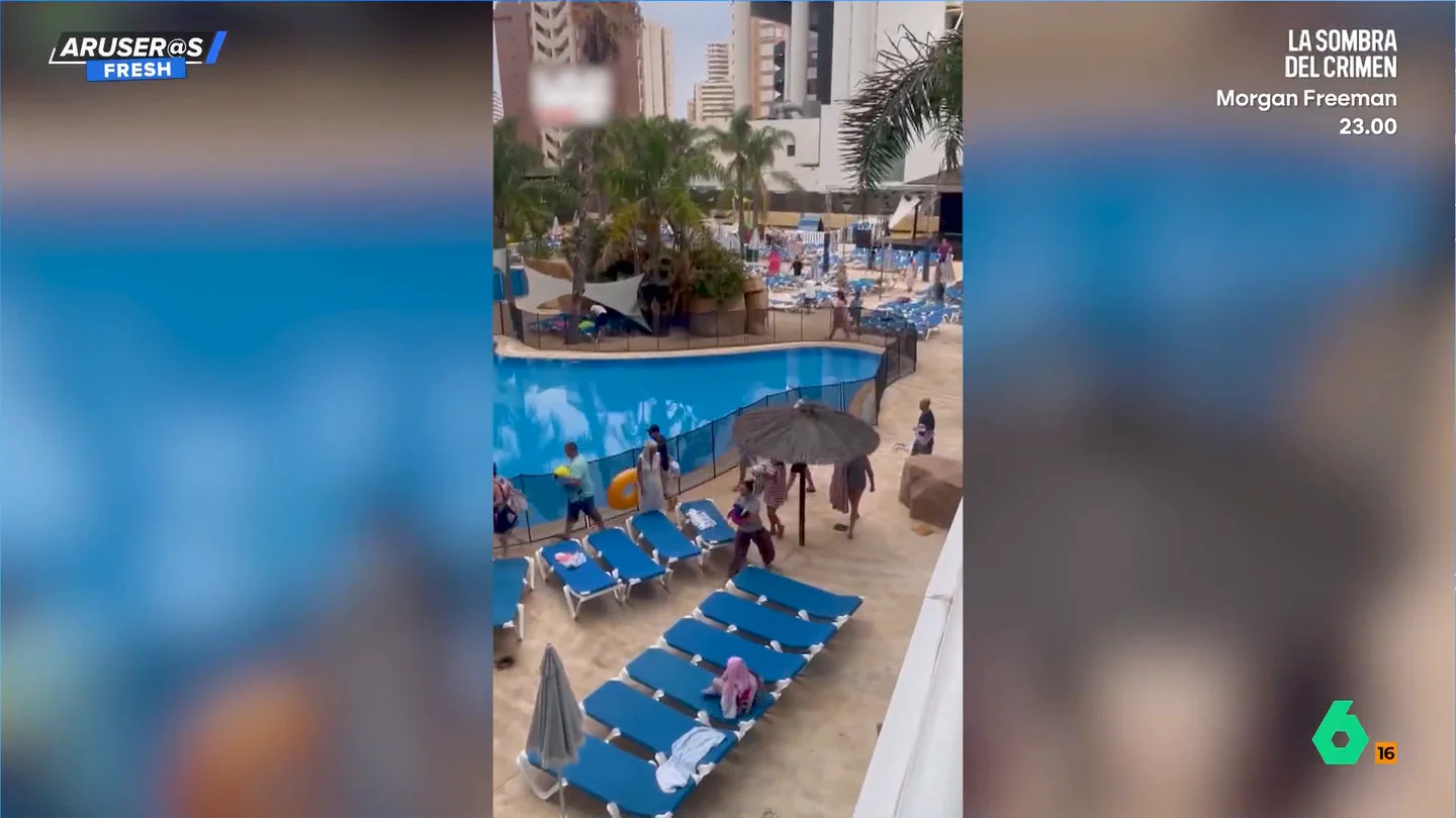 La caótica carrera de unos huéspedes a las 8 de la mañana para conseguir una hamaca en un hotel de Benidorm La caótica carrera de unos huéspedes a las 8 de la mañana para conseguir una hamaca en un hotel de Benidorm
