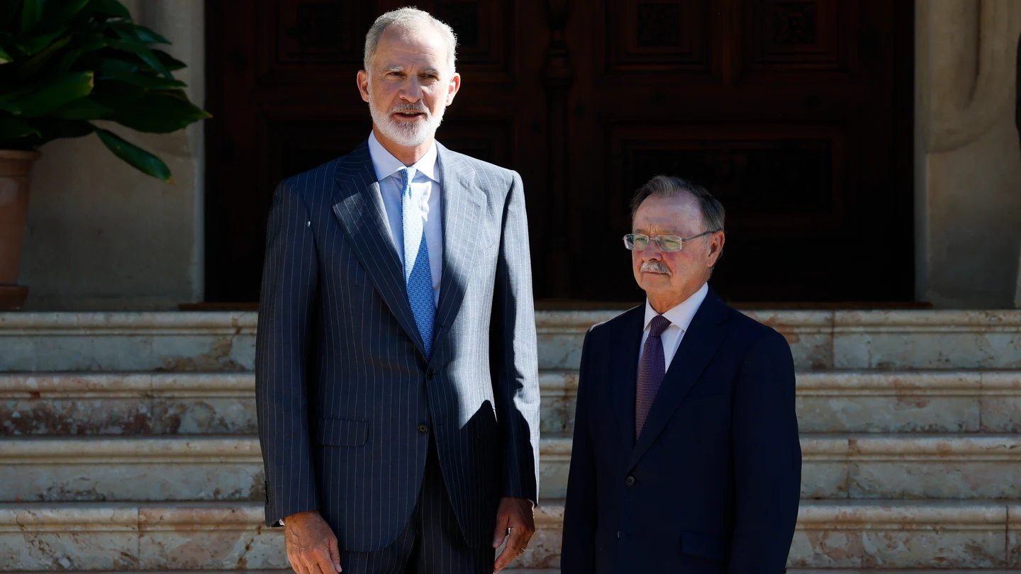 El rey Felipe VI recibe al presidente de Ceuta, Juan Jesús Vivas, en el Palacio de Marivent en Palma de Mallorca El rey Felipe VI recibe al presidente de Ceuta, Juan Jesús Vivas, en el Palacio de Marivent en Palma de Mallorca