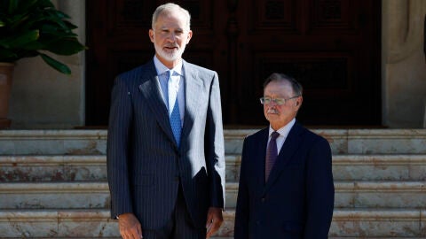 El rey Felipe VI recibe al presidente de Ceuta, Juan Jes&uacute;s Vivas, en el Palacio de Marivent en Palma de Mallorca