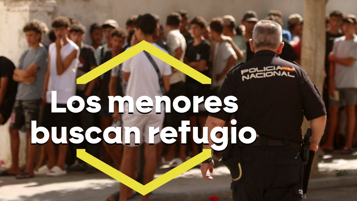 El colapso de Ceuta, en una imagen: cientos de menores se agolpan ante la Polic&iacute;a para pedir que les acojan