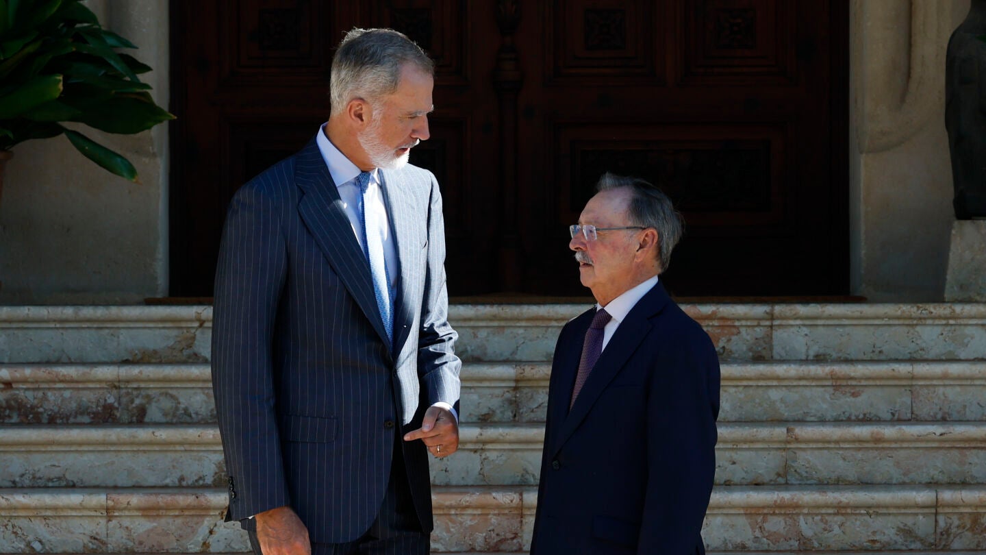 El rey Felipe VI recibe al presidente de Ceuta, Juan Jes&uacute;s Vivas, en el Palacio de Marivent en Palma de Mallorca