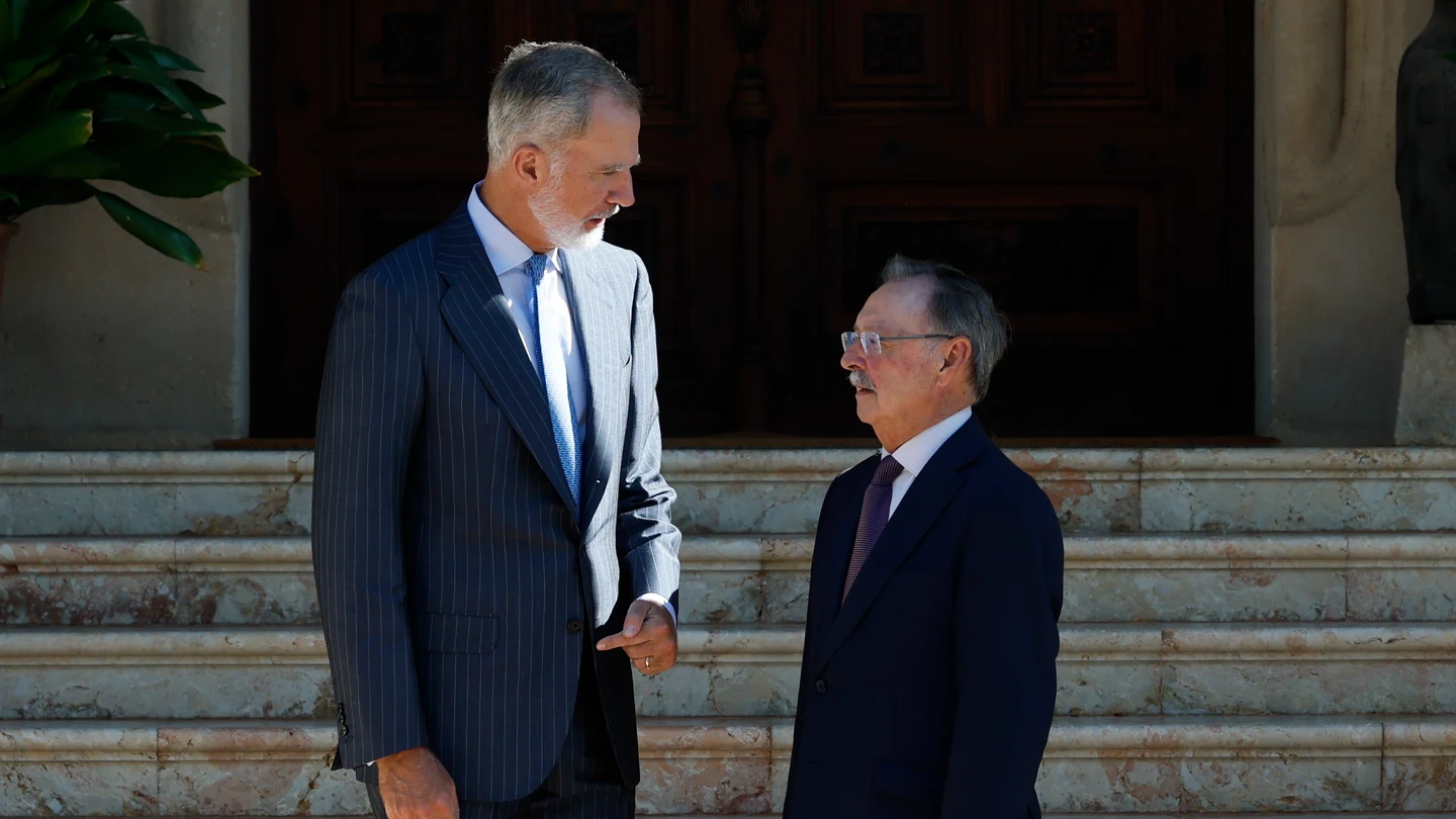 El rey Felipe VI recibe al presidente de Ceuta, Juan Jesús Vivas, en el Palacio de Marivent en Palma de Mallorca El rey Felipe VI recibe al presidente de Ceuta, Juan Jesús Vivas, en el Palacio de Marivent en Palma de Mallorca