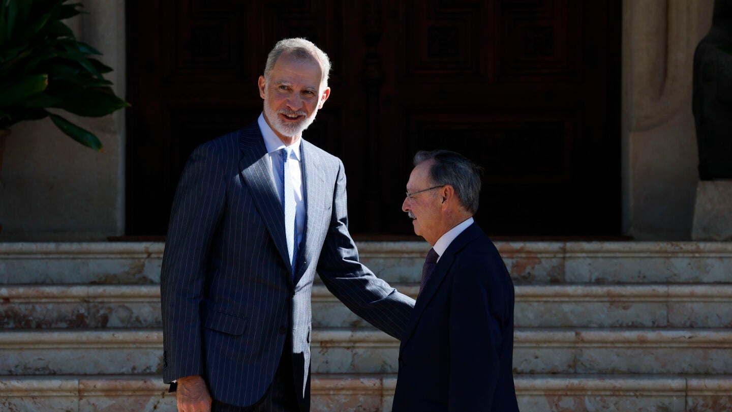 El rey Felipe VI recibe al presidente de Ceuta, Juan Jes&uacute;s Vivas, en el Palacio de Marivent en Palma de Mallorca