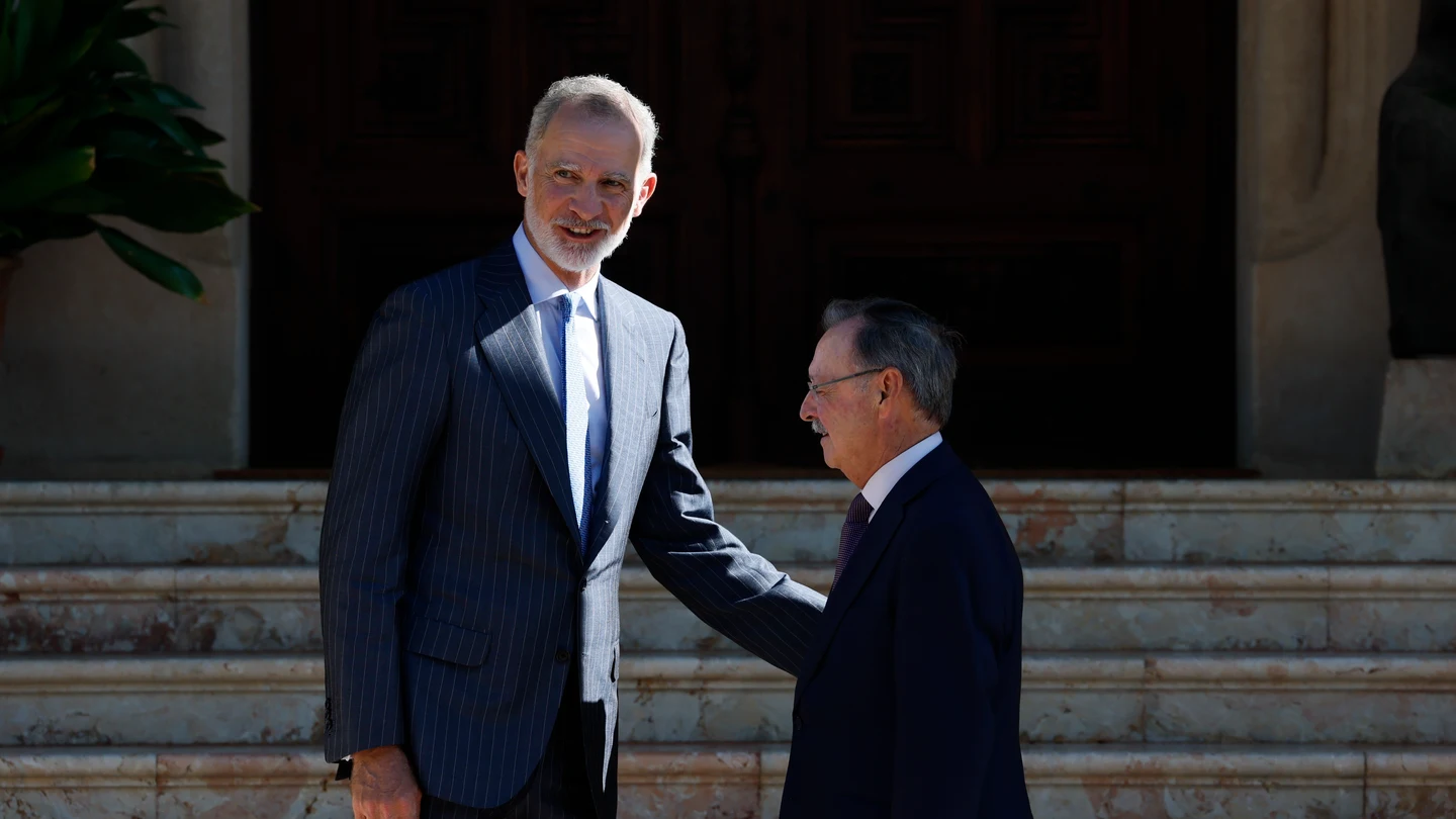 El rey Felipe VI recibe al presidente de Ceuta, Juan Jesús Vivas, en el Palacio de Marivent en Palma de Mallorca El rey Felipe VI recibe al presidente de Ceuta, Juan Jesús Vivas, en el Palacio de Marivent en Palma de Mallorca