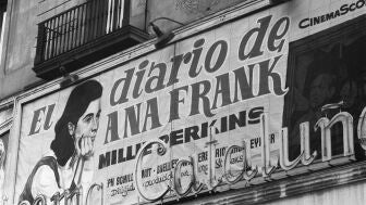 Un cartel del diario de Ana Frank en un cine de Espa&ntilde;a, el 5 de octubre de 1960