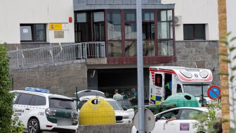 Varios agentes de la guardia cilvil y una ambulancia UVI m&oacute;vil en el cuartel de la guardia civil en Llanes, Asturias