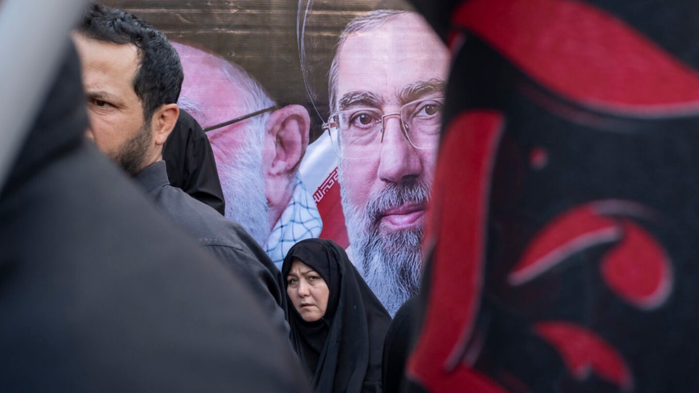 Una imagen de Mojtaba Jamenei pintada en una pared en el sur de Teher&aacute;n (Ir&aacute;n)