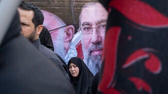 Una imagen de Mojtaba Jamenei pintada en una pared en el sur de Teher&aacute;n (Ir&aacute;n)