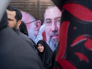 Una imagen de Mojtaba Jamenei pintada en una pared en el sur de Teherán (Irán) Una imagen de Mojtaba Jamenei pintada en una pared en el sur de Teherán (Irán)