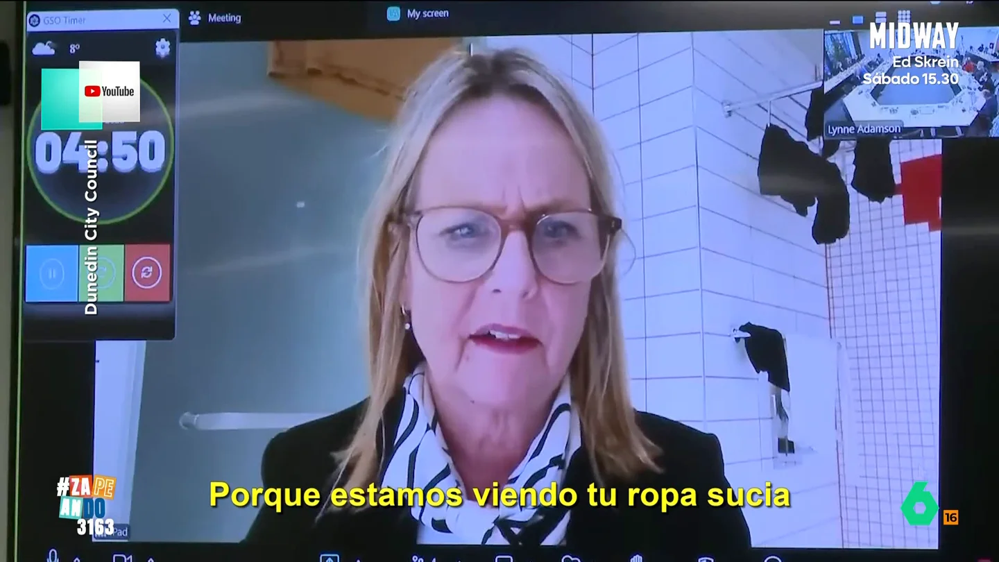 La surrealista respuesta de una concejala al ser pillada en plena videollamada con la ropa sucia de fondo La surrealista respuesta de una concejala al ser pillada en plena videollamada con la ropa sucia de fondo