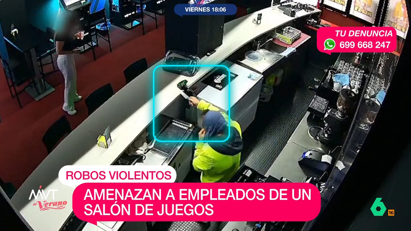 Uno de los ladrones durante el intento de robo en Huércal-Overa. robo almería MVT
