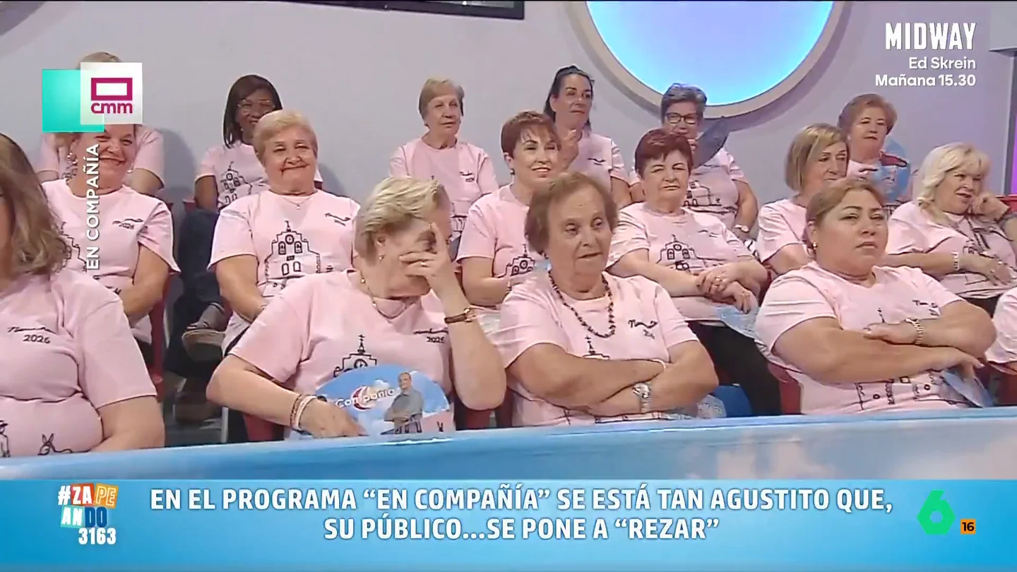 La divertida reacción de una señora al quedarse dormida en directo en el programa de Ramón García: "Estoy rezando" La divertida reacción de una señora al quedarse dormida en directo en el programa de Ramón García: "Estoy rezando"