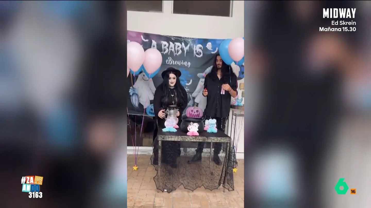 Miki Nadal, al ver el 'gender reveal' de una pareja gótica: "Han averiguado que de mayor va a fumar mucho" La pareja decide celebrar este evento tan de moda, pero, en su caso, han querido darle su propio toque: en lugar de una tarta o un cañón de confeti, han recurrido a un caldero.