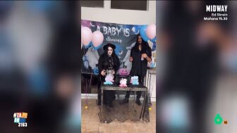 La pareja decide celebrar este evento tan de moda, pero, en su caso, han querido darle su propio toque: en lugar de una tarta o un ca&ntilde;&oacute;n de confeti, han recurrido a un caldero. 
