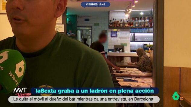 Una entrevista sobre econom&iacute;a ha acabado convertida en la prueba de un robo. El rostro del caco ha sido grabado por la c&aacute;mara, que parece no darse cuenta de que su acci&oacute;n ha sido filmada. 