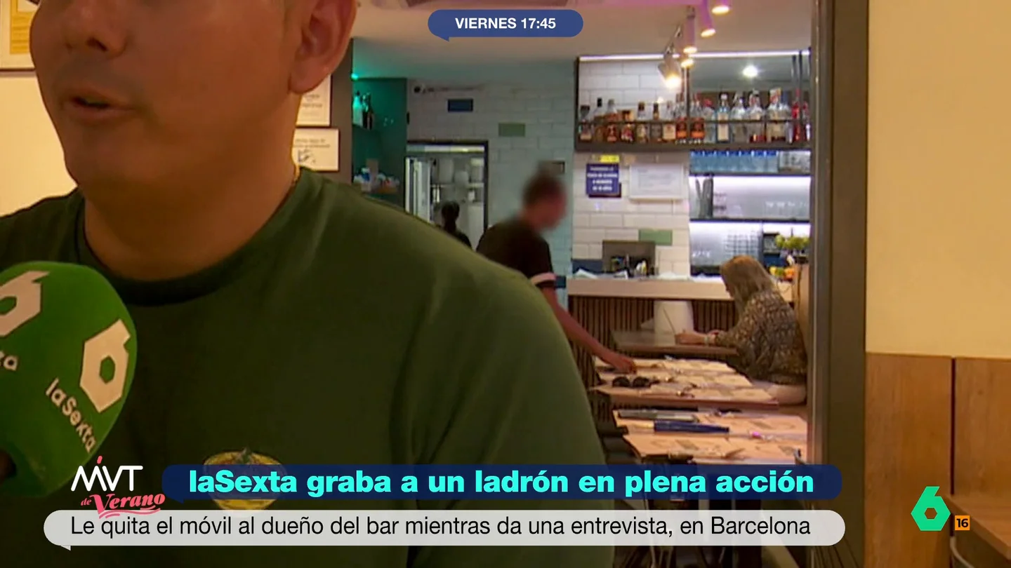 laSexta graba a un ladrón en plena acción: roba el móvil al dueño de un restaurante mientras da una entrevista Una entrevista sobre economía ha acabado convertida en la prueba de un robo. El rostro del caco ha sido grabado por la cámara, que parece no darse cuenta de que su acción ha sido filmada.