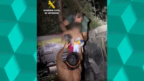Rescatan a un niño y una a pareja de un coche que quedó colgado tras caer por un terraplén Rescatan a un niño y una a pareja de un coche que quedó colgado tras caer por un terraplén