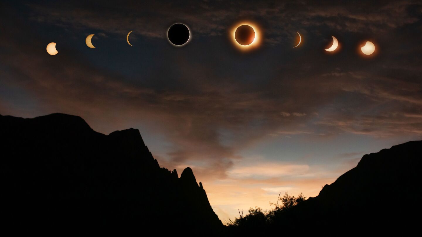 Secuencia de fases del eclipse solar capturadas sobre la dram&aacute;tica silueta de Lerdo, M&eacute;xico, al atardecer.